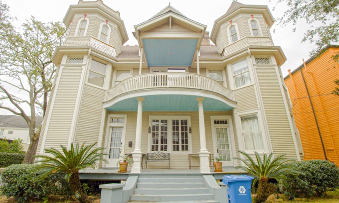 Audubon House | ⚜ 100 YR OLD VICTORIAN ⚜ Near Streetcar, Magazine