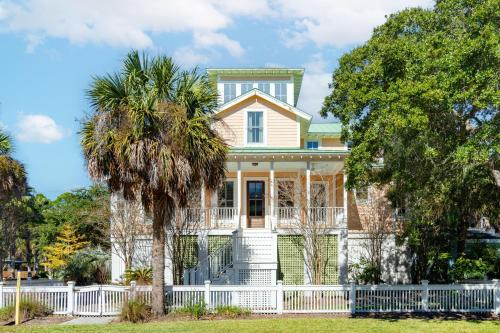 Folly Beach House | 1002 E Cooper The Folly Peach Beautiful Spacious House Steps from the beach