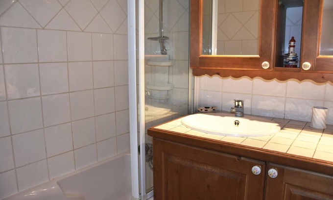 Pralognan-la-Vanoise Apartment | 100m from ski slopes, terrace, tv, ski locker, 48m², Pralognan-la-Vanoise