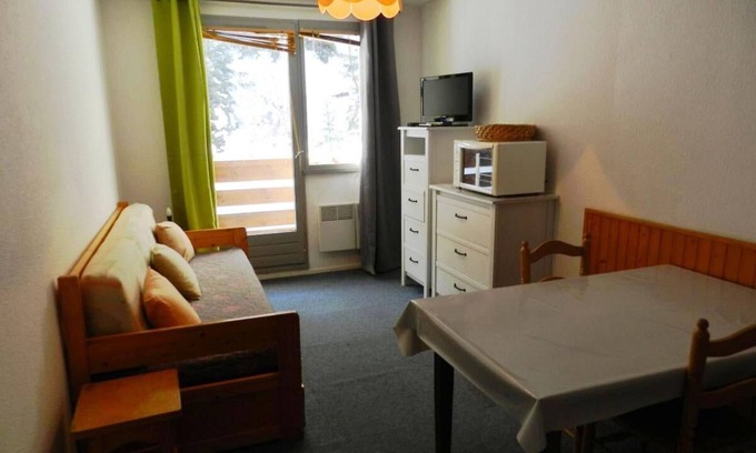 Le Pleynet Apartment | 100m from ski slopes, view valley/ski slopes, balcony, parking, ski locker, 18m², Les 7 Laux