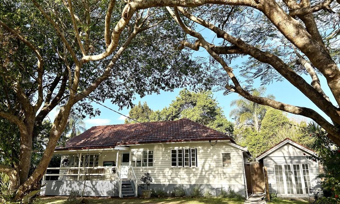 Woombye House | 100m to town, 15 minutes to beach!