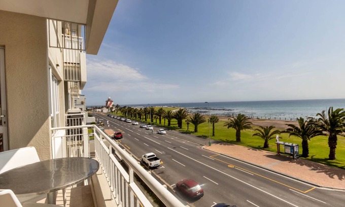 Mouille Point Apartment | 101 m² Apartment ∙ 2 bedrooms ∙ 4 guests