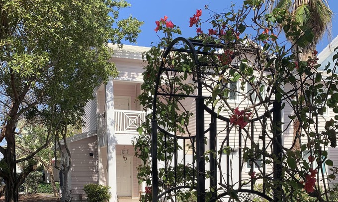 Alice Town House | 101 steps to Bimini Blue Water