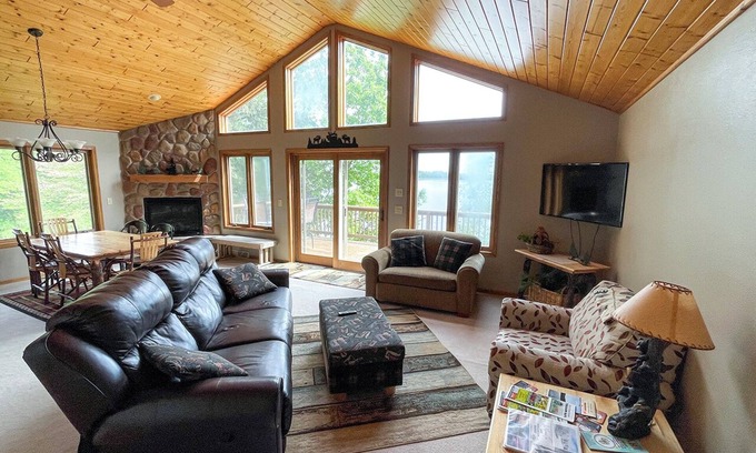 Tomahawk House | 101 Upper Lake Mohawksin Shores, 3 bed, 2 bath with master