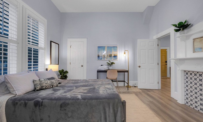 Urban Core House | 1026- Single Level Home, 1 Mile to Vystar/Arenas, Sleeps 10, Pet & Kid Friendly