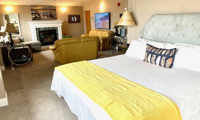 Port Elgin Hotel | 103 -Presidential Suite-Lake View 1 King+SOFA