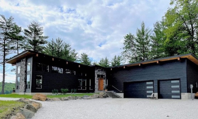 Horton Cottage | 103c carriage · Canoe Landing: Luxury Waterfront Retreat, Hot Tub