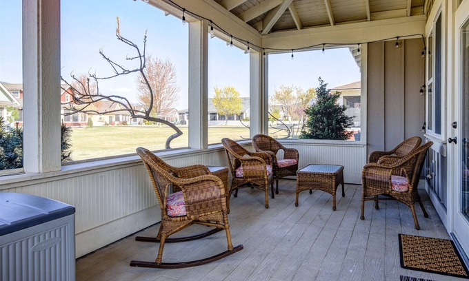 Oroville House | 104 Barefoot Lane (Veranda Dr South)