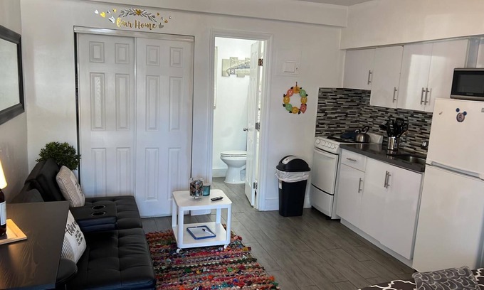 Parkside Apartment | 105 Cozy Budget Studio Fully Equipped at Hollywood