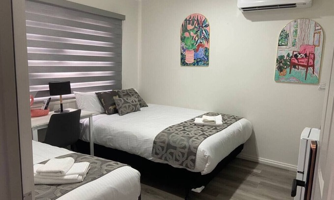 Brunswick East House | 106 Luxe Queen & Single BR (Sleeps 3) w/Fast WiFi - 18 mins tram to CBD