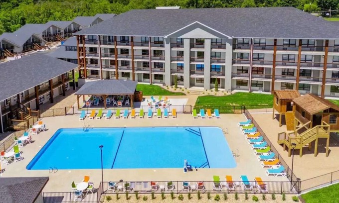 Downtown Branson Condo | 106-Walk to Downtown & Landing | Pools + No Stairs