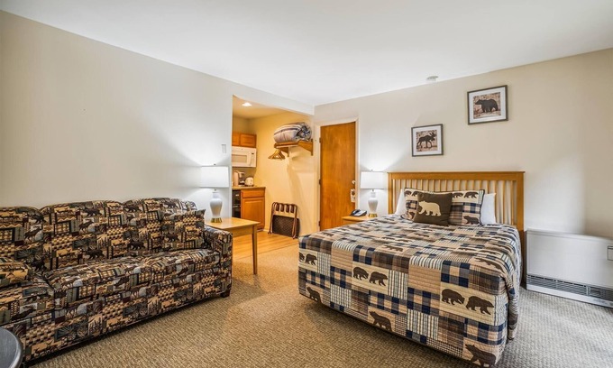 West Bridgewater Hotel | 107 Deluxe Studio Queen, w/Sleeper sofa w/outdoor heated pool