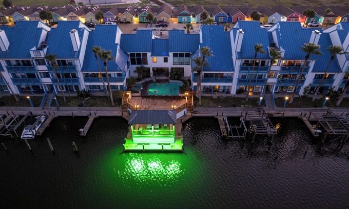 Corpus Christi Condo | 108 1st Floor ! Waterfront ! Pool ! Hot ! Tub
