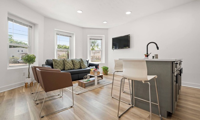 Paterson Apartment | 10Guests! Parking/1ST FLOOR-Duplex
