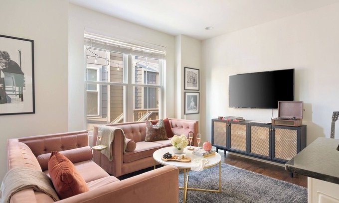 Chestnut Hill Apartment | 10min to Broadway/DT | 6BR (2 homes) | Hart Suites