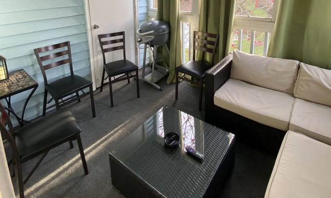 North Charleston Condo | *10mins DT/*5mins Airport/*25mins Beaches w/ Pool!