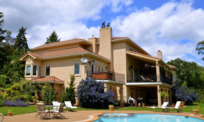 Dayton Villa | 11,000 sq ft, 6 bdrm Villa, Pool, Hot Tub, Theater. At the top of a vineyard.