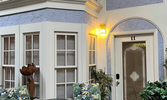Lorain Apartment | #11 2-bedroom apartment in historic Lorain, across from Palace Theatre.