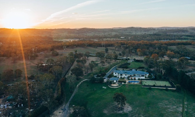 Sutton House | 11 Acres Luxury Estate - 15 mins to Canberra!