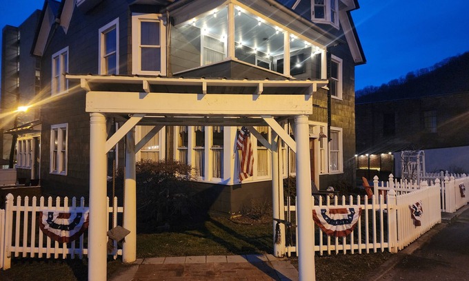 Williamson House | 11 bed 7 bath large home and able to ride right from the home to the HMT trails