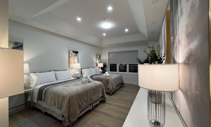 Markham House | 11 Queen Beds - French Style Detached House In Prestigious Angus Glen Markham