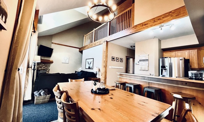 East Kootenay Condo | 🖤110 Updated Ski-In/Out, 3 Bed 3 Bath, Sleeps 12, central A/C & private hot tub🖤