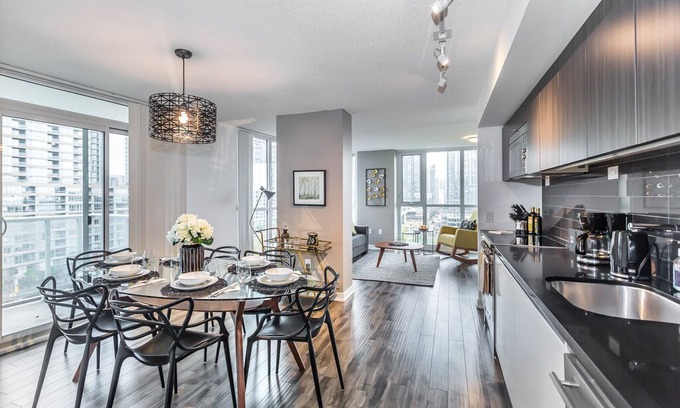 CityPlace Apartment | 1100sf corner unit/2BR+2BA/3beds/Amazing CN&Park views /free parking/wifi