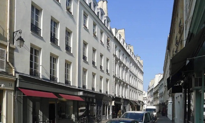 Bayonville Apartment | 110m2 RUE CHERCHI MIDI-COBBLED COURTYARDS, FLOWER AND TREE FILLED INTERLUDES