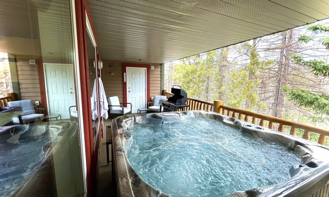 East Kootenay Condo | 🖤 111 Escape to Your Mountain Oasis Ski-In/Out Condo with A/C and Hot Tub🖤