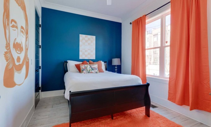 Hillsboro Village Apartment | 1113A Mural Muse BIG and BOLD Mural Muse 11-Beds Near Broadway