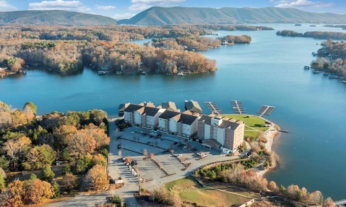 Smith Mountain Lake Apartment | #112 Pointe - 1 Bedroom Lakefront Condo at Mariners SML