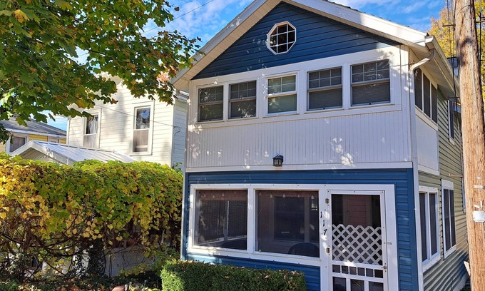 Lakeside Cottage | 117 East 4th in the Heart of Lakeside!