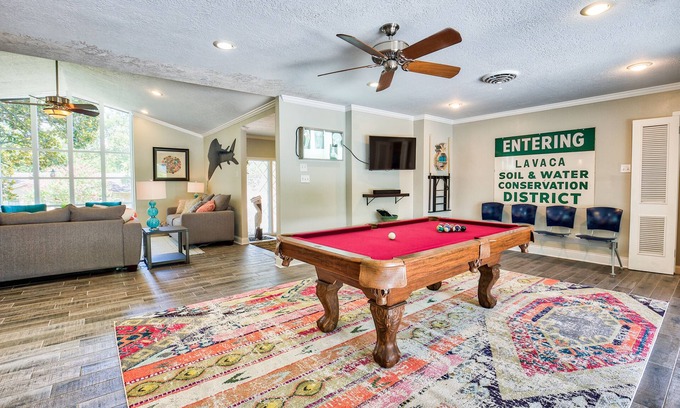 Brenham House | 12 Armadillos Main St: 2 Houses/Steps to Dwtn/Sleeps 18/Fun outdoor space!