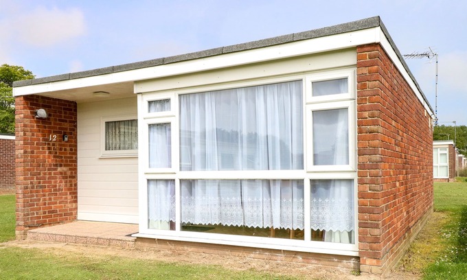 Great Yarmouth House | 12 BERMUDA HOLIDAY PARK, character holiday cottage in Hemsby