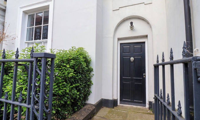 Beverley House | 12 CROSS STREET, family friendly, with a garden in Beverley