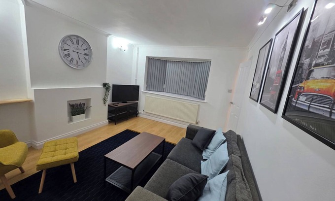 Leicester Cottage | 12 GORSE LANE, family friendly, with a garden in Syston