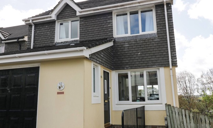 Truro House | 12 KEL AVON, family friendly, with a garden in Truro