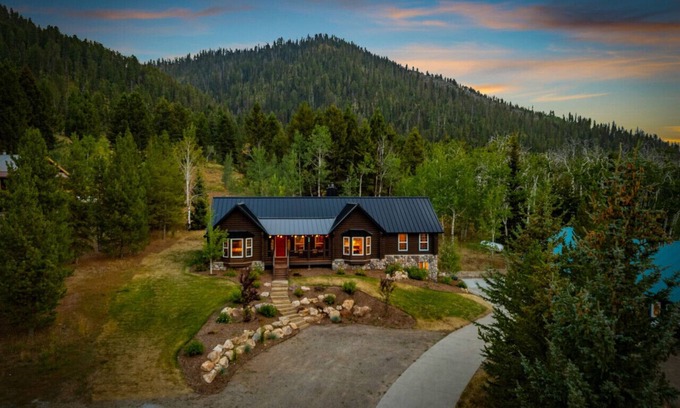 Island Park House | 12 MI 2 Yellowstone-Hot tub-Guest House-Sleeps 20
