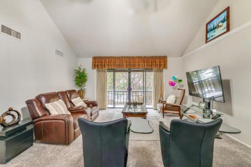 Las Colinas Apartment | 12 Mi to Downtown Dallas Irving Condo with Balcony