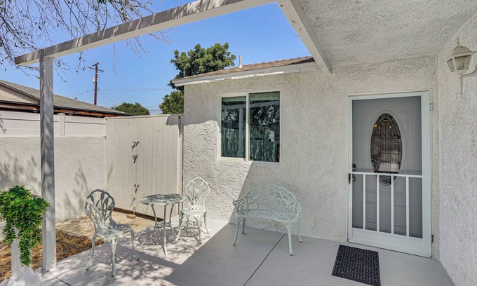 El Rancho House | 12 Mi to Downtown LA: Quiet Getaway w/Patio