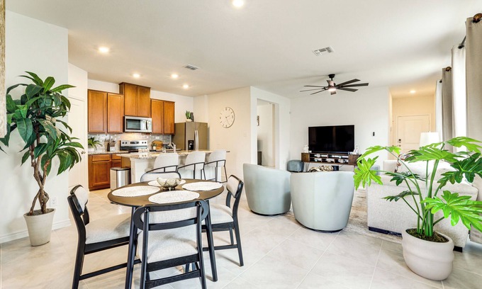 Elmendorf House | 12 Mi to San Antonio River Walk: Home w/Yard!