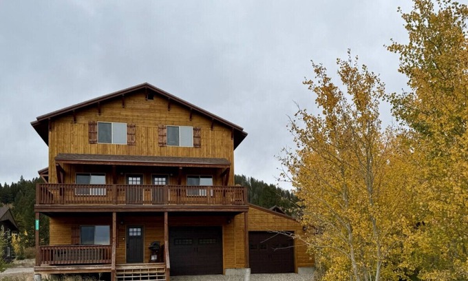 Island Park House | 12 miles from Yellowstone with incredible views - Grizzly Lodge