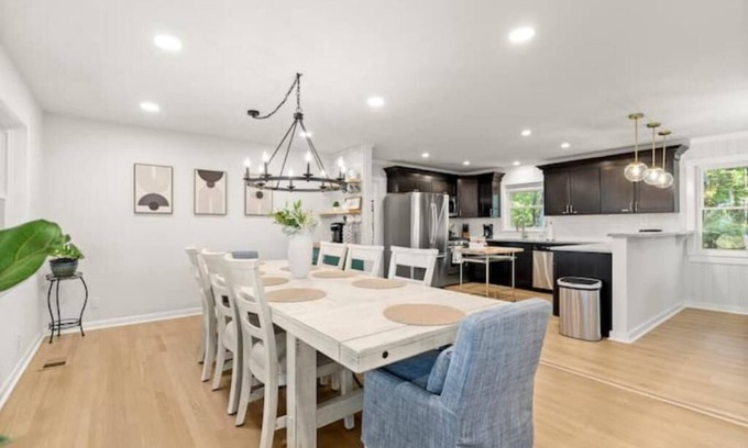 Acworth House | 12 min to Lakepoint Sports! 5 bedroom house. Game room. Fire Pit. Weddings!