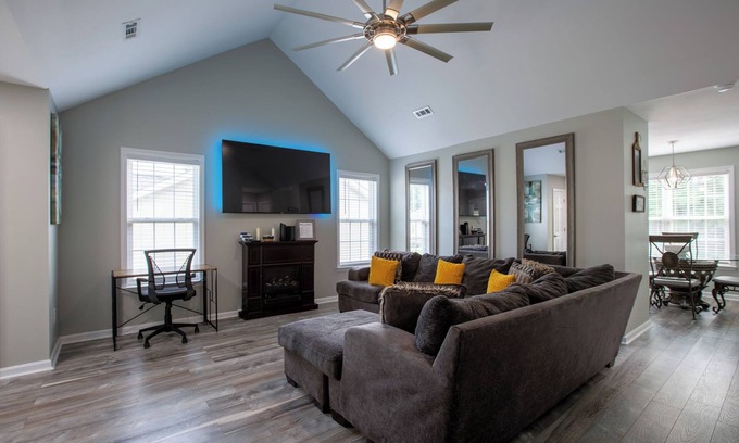 Greensboro House | 12 minutes to Wet 'n Wild Water Park! Family-sized 3 bedroom cozy happy home!
