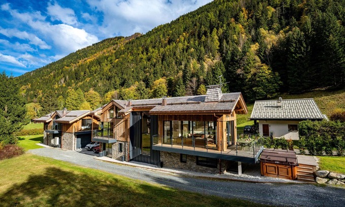 Le Lavancher Ski Chalet | 12 person chalet with large pool, sauna & hot-tub