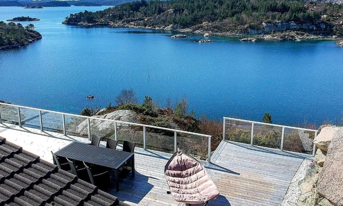 Fitjar House | 12 person holiday home in Fitjar