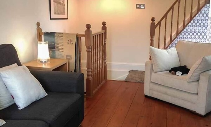 Hepworth Cottage | 12 RATTLE ROW, romantic, character holiday cottage in Holmfirth