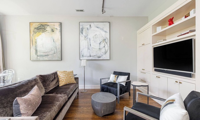 Belmont - Hillsboro House | 12 South Townhouse - Outstanding Location! Uniquely Furnished 2 Bedroom/2 Bath