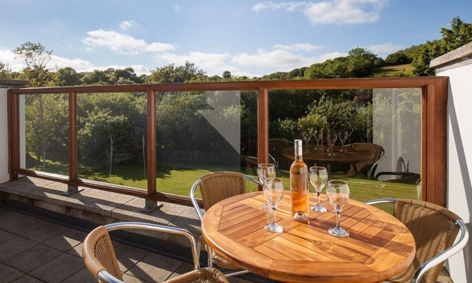 Carnon Downs Cottage | 12 Villa Gallery - a cottage that sleeps 4 guests in 2 bedrooms