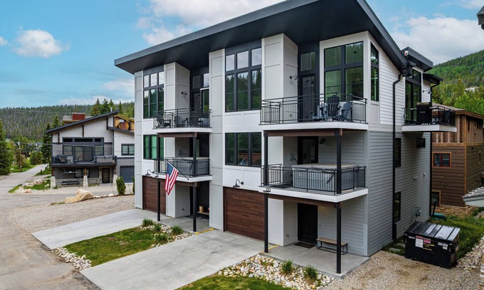 Old Town House | 120 Cedar Drive | Slopeside 4BR Townhome with Mountain Views & Hot Tub